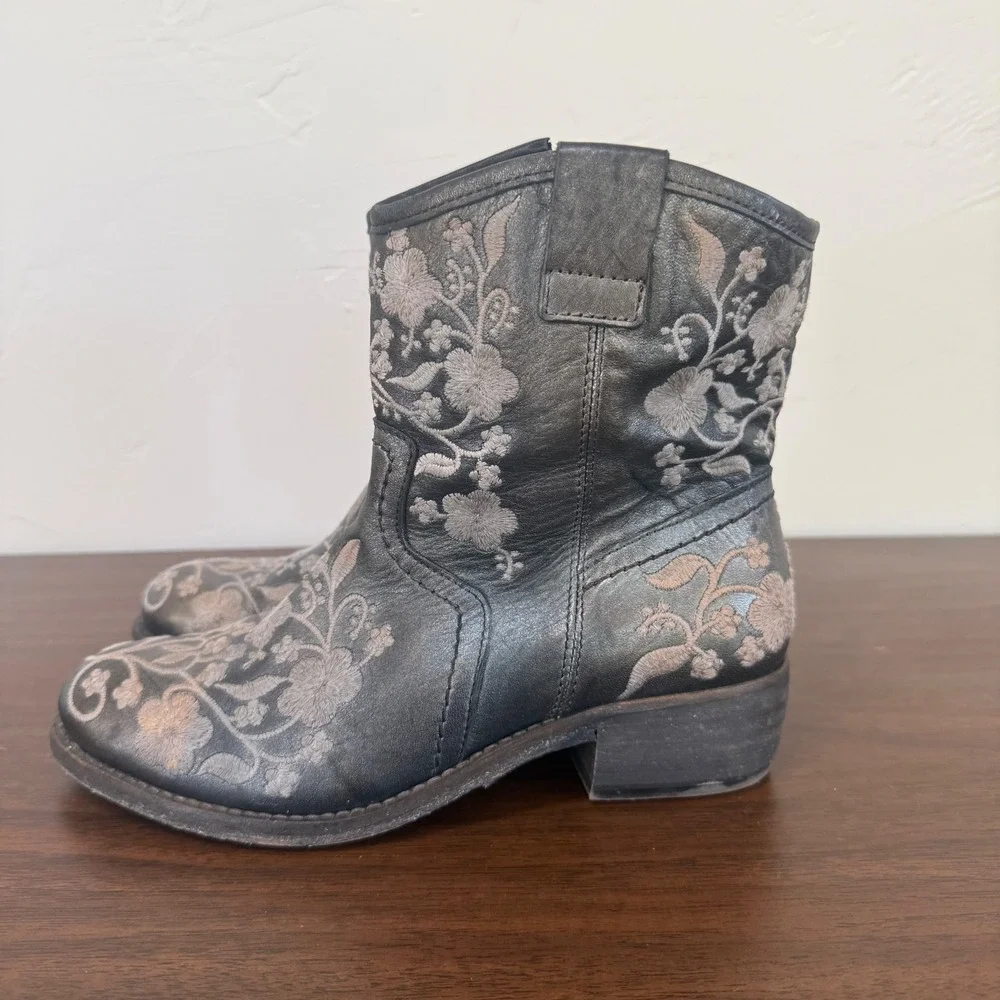 Taos Footwear Privilege Black Leather Floral Embroidered Western Ankle Boots 37
